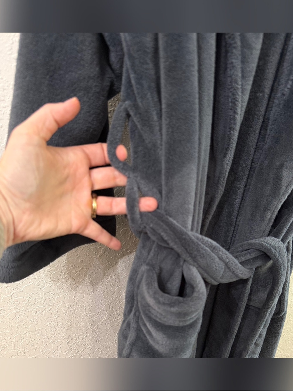 Pottery Barn Plush Throw Blanket in Charcoal Gray Size Medium - Picture 4 of 12